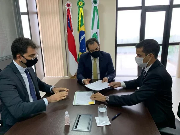 Prefeitura de Maués doa terreno para construção de sede própria da Defensoria no município