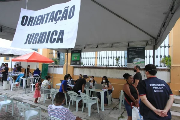 Pessoas em situação de rua recebem atendimento da Defensoria Pública no Centro de Manaus