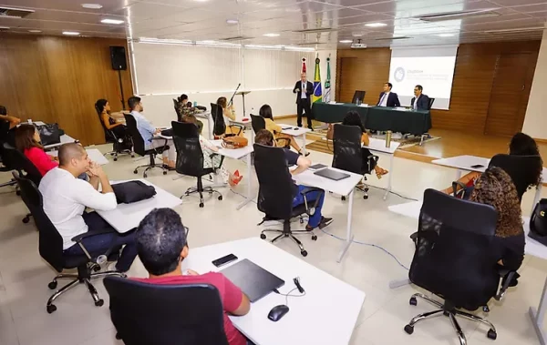 Presidente do TCE-AM ministra Aula Magna em curso de formação na Defensoria