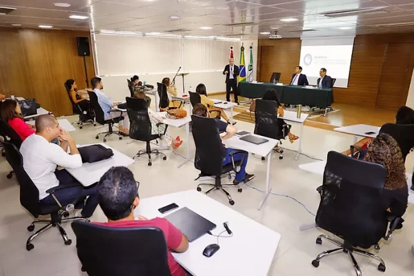 Presidente do TCE-AM ministra Aula Magna em curso de formação na Defensoria