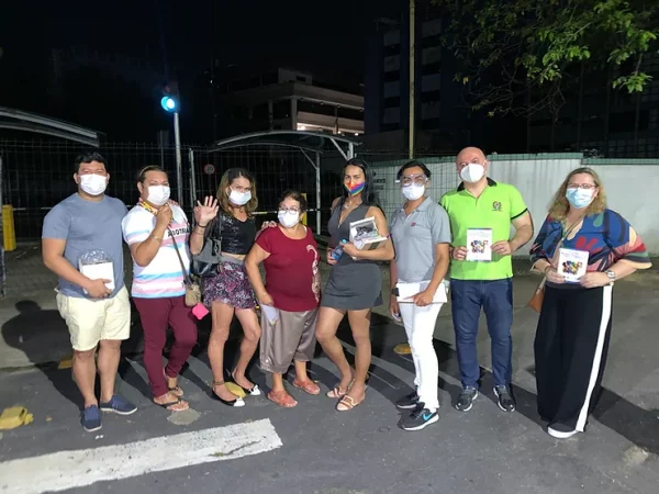 Ação em alusão ao Dia Internacional de Luta contra a LGBTIFOBIA orienta sobre a garantia de direitos
