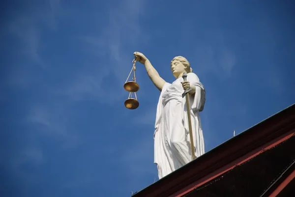 Mulher consegue manter nome de casada mesmo após divórcio com atuação inédita da DPE-AM