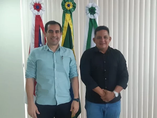 Ricardo Paiva recebe a visita de vereador de Carauari na sede da Defensoria