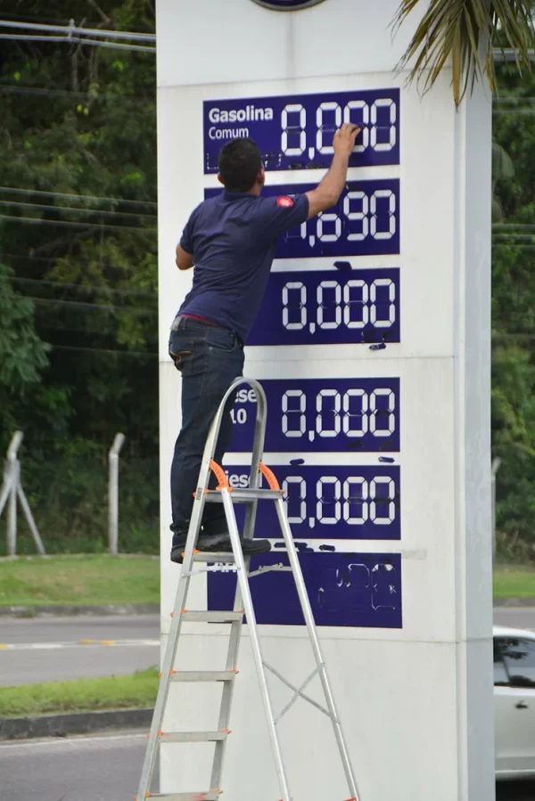 Preço da gasolina cai em Parintins após cobrança da Defensoria Pública ao Procon-AM