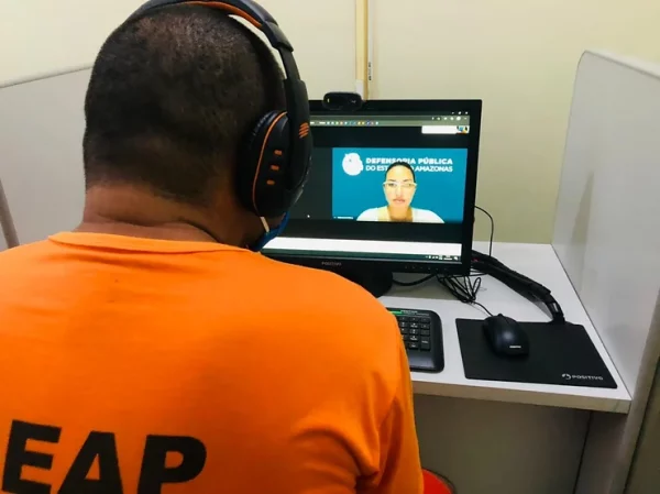 Defensoria realiza atendimentos a presos em Manaus por videochamadas