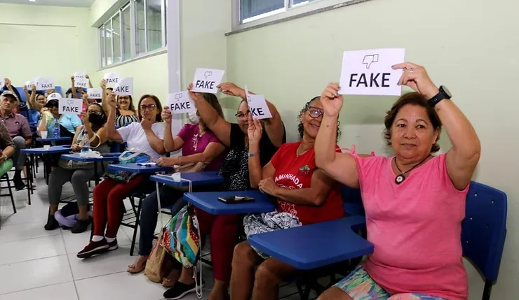 Curso ensina idosos a identificar fake news - País - Jornal VS