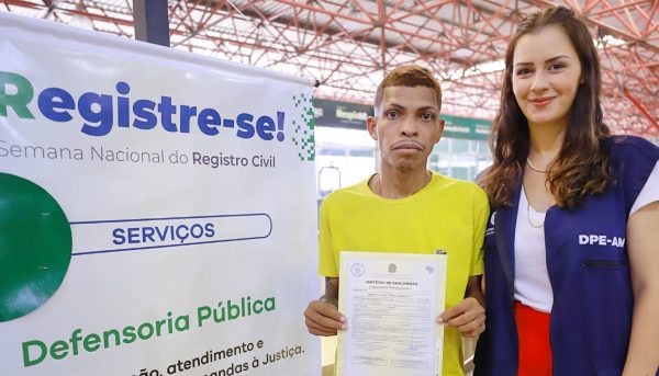 Por meio da Defensoria, jovem em situação de rua recebe nova certidão de nascimento durante a campanha “Registre-se”