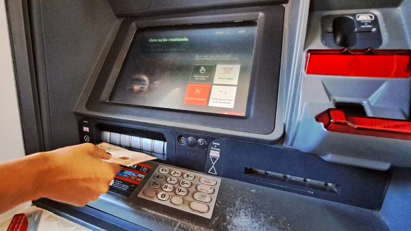 Após ação da Defensoria, Justiça determina que Bradesco cancele descontos de cestas tarifárias em Coari e Codajás