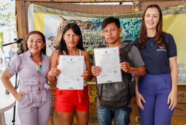 Defensoria entrega 27 certidões de nascimento a moradores da comunidade Parque das Tribos