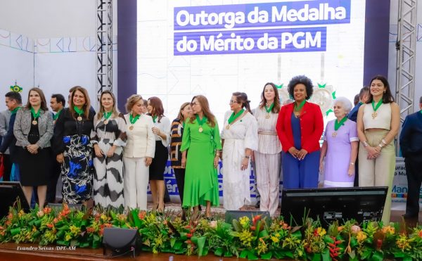 Defensora Domingas Laranjeira é agraciada com Medalha do Mérito da PGM