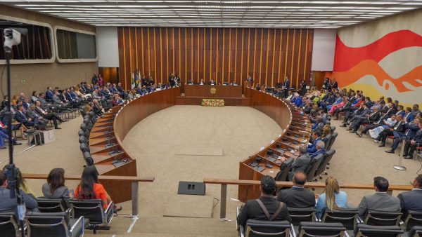 Defensor-geral prestigia solenidade de posse dos novos dirigentes do CCOGE, em Brasília
