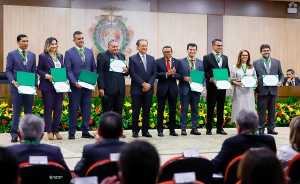 Defensor público recebe medalha do Mérito Acadêmico do TJAM