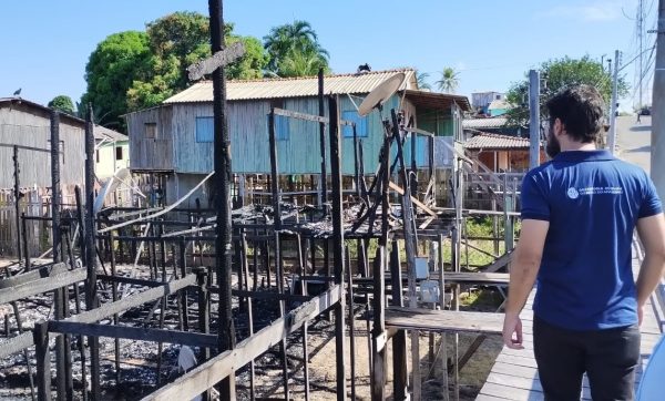 Defensoria Pública presta atendimento às vítimas de incêndio que destruiu 14 casas em Nhamundá