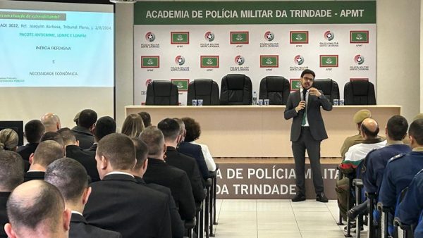 Defensor público do Amazonas conduz palestra durante encontro da Polícia Militar em Santa Catarina