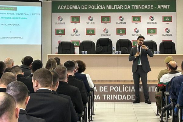 Defensor público do Amazonas conduz palestra durante encontro da Polícia Militar em Santa Catarina