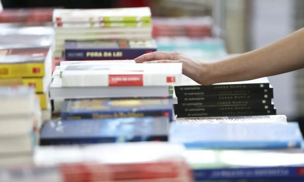 Campanha ‘CircuLEIA’ arrecada doações de livros para ‘circular o conhecimento’