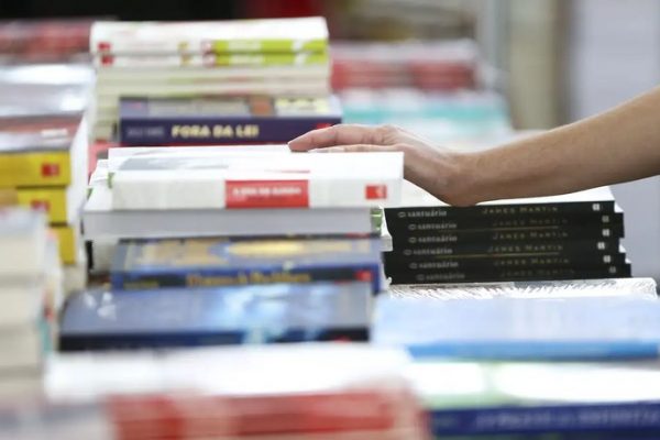 Campanha ‘CircuLEIA’ arrecada doações de livros para ‘circular o conhecimento’