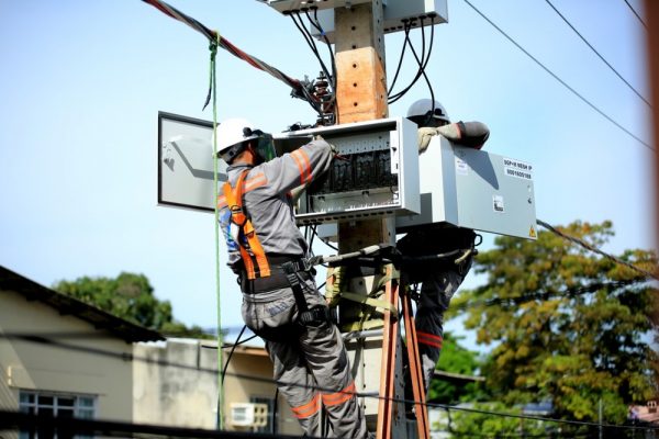 Atendendo ação da DPE-AM, Justiça Federal volta a suspender instalação de ‘medidores aéreos’