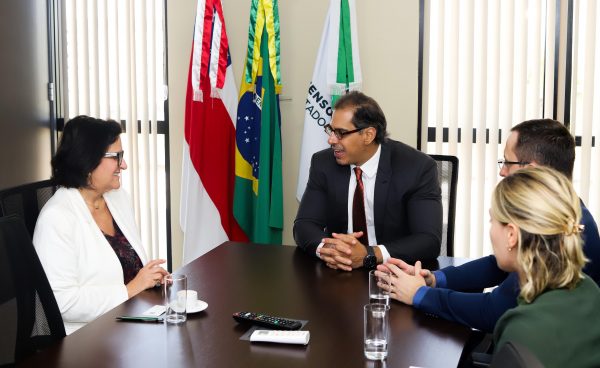 DPE-AM recebe visita da secretária nacional de Diálogos Sociais e Articulação de Políticas Públicas
