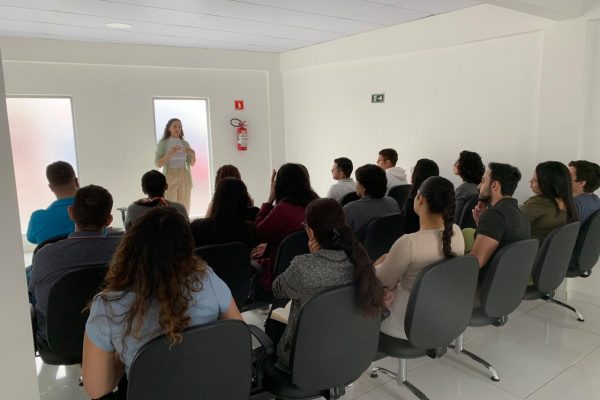 Defensora recém-empossada palestra sobre preparação de estudos para concurso da DPE-AM