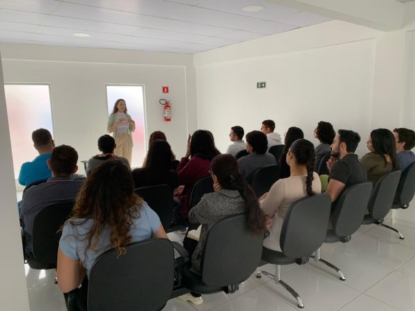 Defensora recém-empossada palestra sobre preparação de estudos para concurso da DPE-AM