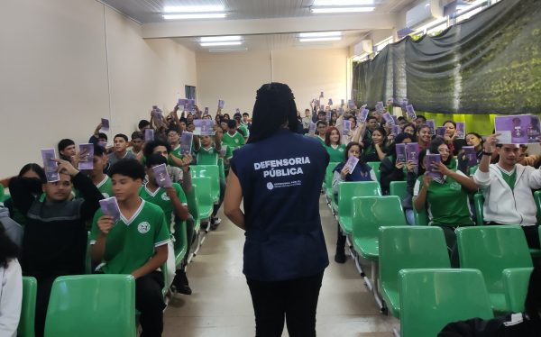 Em Manicoré, Defensoria do Amazonas realiza ação de conscientização sobre os direitos das mulheres para jovens estudantes