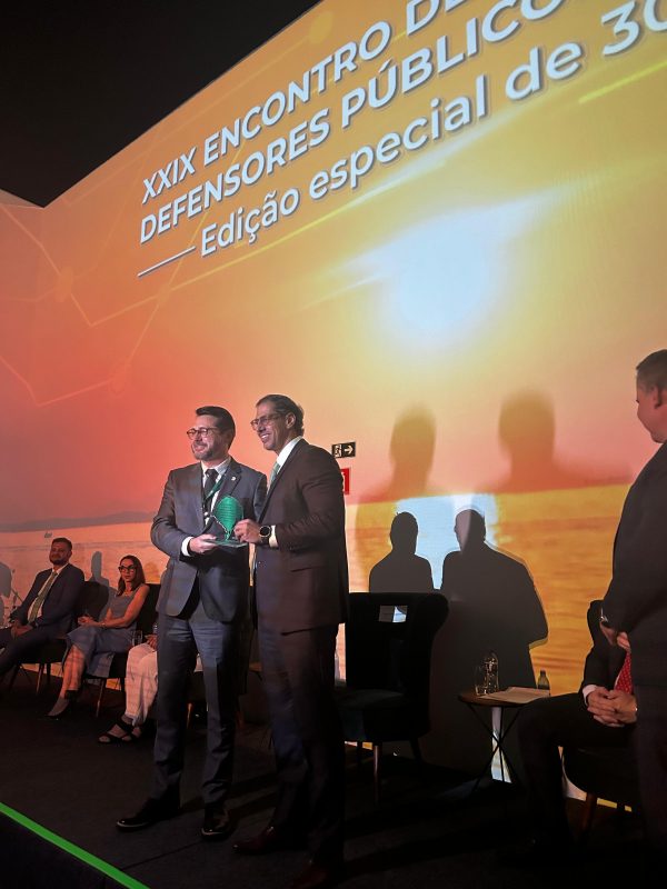 DPE-AM é homenageada por trabalho voltado às populações atingidas pela enchente no RS