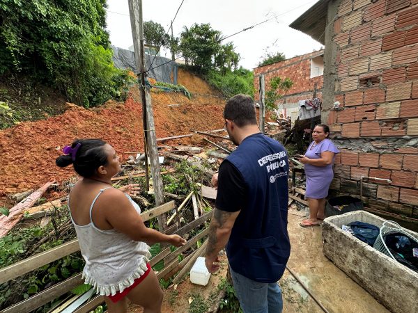 DPE-AM media acordo para transferência de famílias de área de risco para residencial