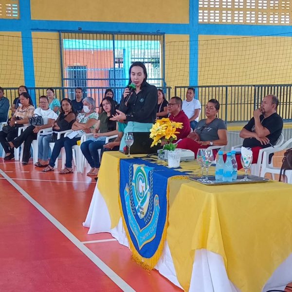 Em Parintins, Defensoria realiza palestra sobre uso de aparelhos eletrônicos em escola municipal