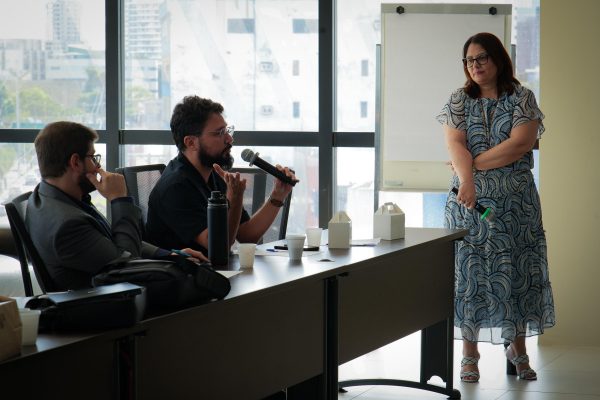 Defensores do interior acompanham palestra sobre gestão pública ministrada por professora da UEA