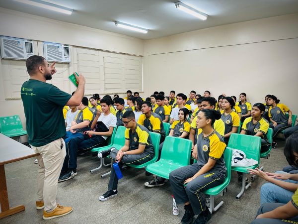Defensoria do Amazonas leva educação em direitos para alunos de escola na Zona Norte de Manaus