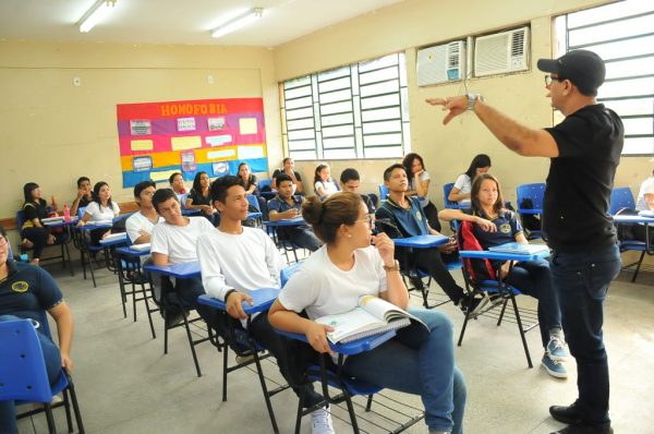Após ação da DPE-AM, Justiça suspende cortes salariais de educadores com ‘pós’ no exterior