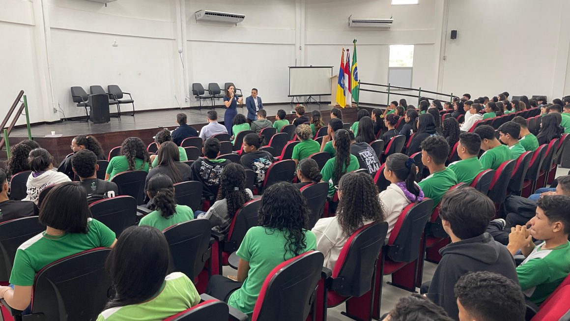 Defensores palestram em evento da campanha ‘Maio Laranja’ no campus do Ifam em Eirunepé