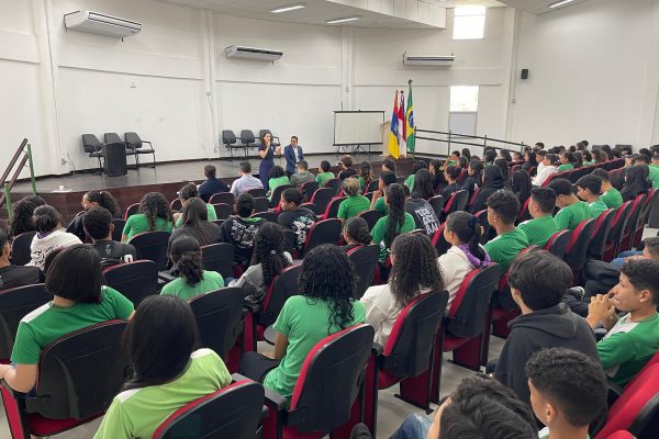 Defensores palestram em evento da campanha ‘Maio Laranja’ no campus do Ifam em Eirunepé