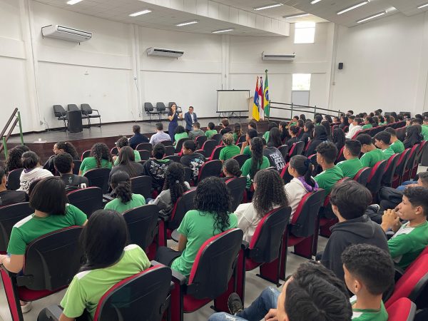 Defensores palestram em evento da campanha ‘Maio Laranja’ no campus do Ifam em Eirunepé