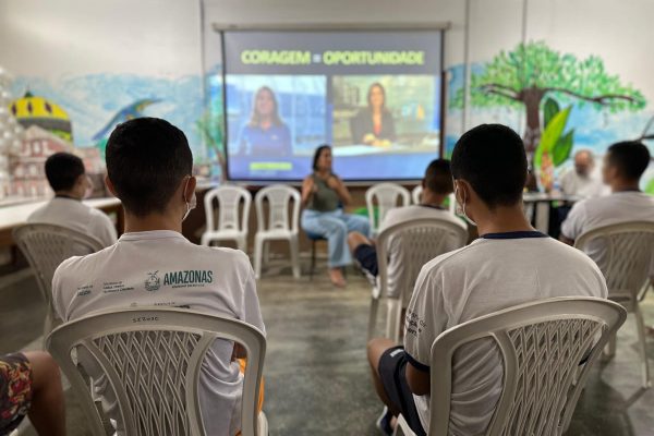 Programa da DPE-AM, ‘Ensina-me a Sonhar’ promove bate-papo com a jornalista Luana Borba