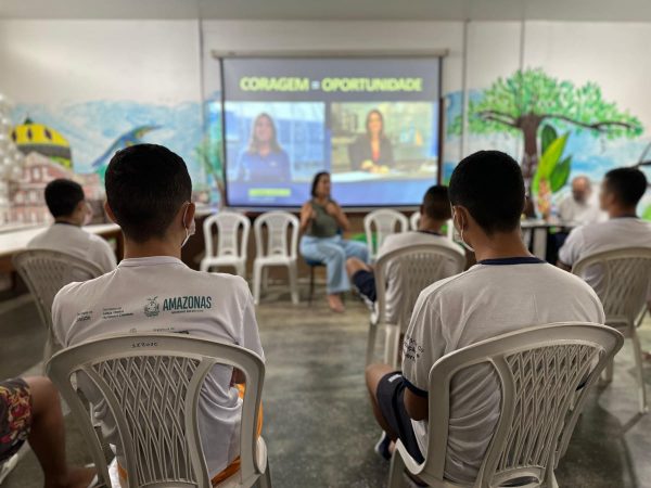 Programa da DPE-AM, ‘Ensina-me a Sonhar’ promove bate-papo com a jornalista Luana Borba