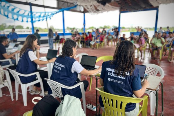 Defensoria Pública participa de ação em comunidade ribeirinha para acesso ao Bolsa Verde