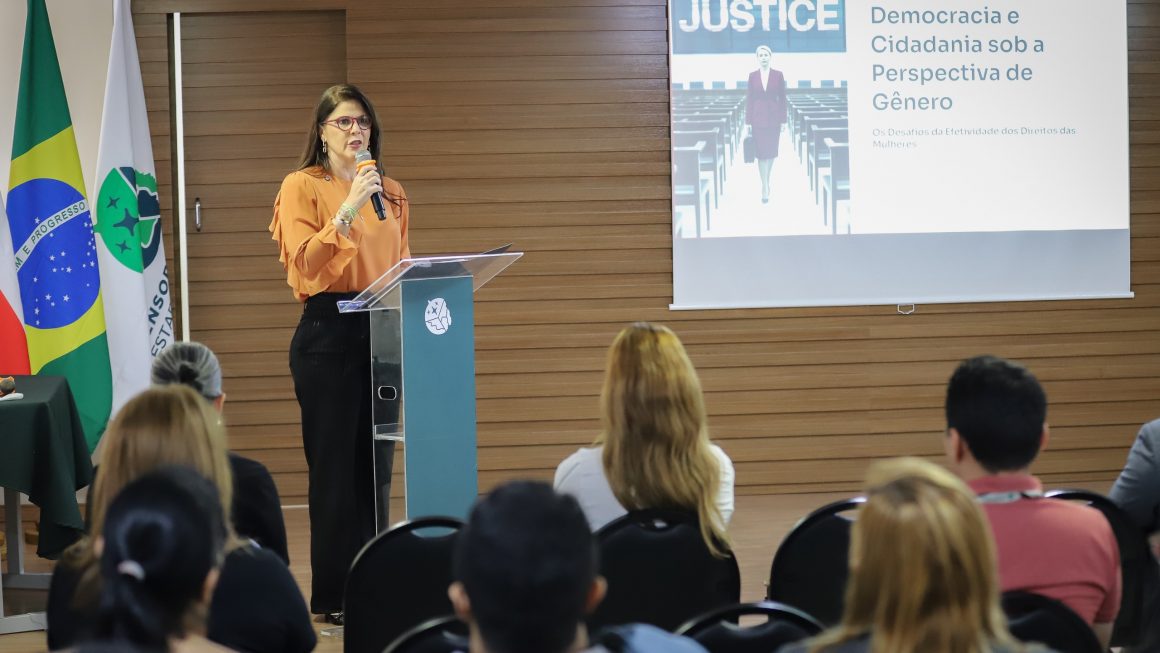 Juíza do TRE-AM ministra curso na Defensoria sobre democracia, cidadania e igualdade de gênero