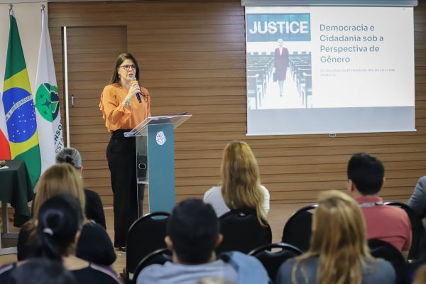 Juíza do TRE-AM ministra curso na Defensoria sobre democracia, cidadania e igualdade de gênero