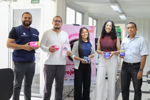 Defensoria entrega absorventes para projeto de dignidade menstrual desenvolvido por estudantes