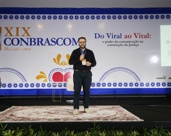 Projeto da Defensoria é destaque em palestra sobre storytelling no Conbrascom 2025