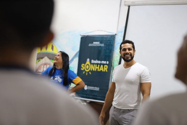 Defensoria Pública promove encontro entre o ator Amaury Lorenzo e socioeducandos do Dagmar Feitosa
