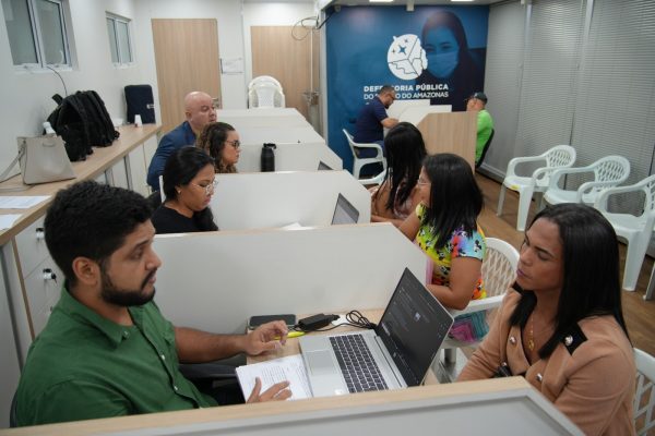 Defensoria Pública do Amazonas leva atendimentos à Parada do Orgulho LGBTQIAPN+