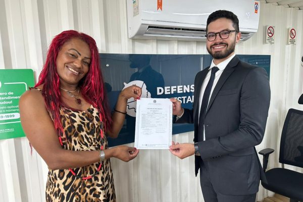 Com apoio da Defensoria, mulher trans conquista direito ao nome e nova certidão de nascimento
