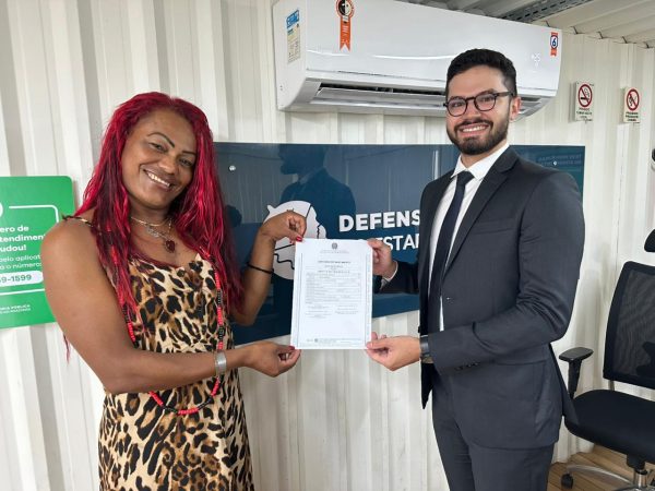 Com apoio da Defensoria, mulher trans conquista direito ao nome e nova certidão de nascimento