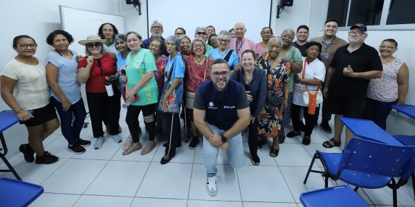 Defensoria leva orientação sobre direitos e segurança digital a pessoas idosas na FUnATI