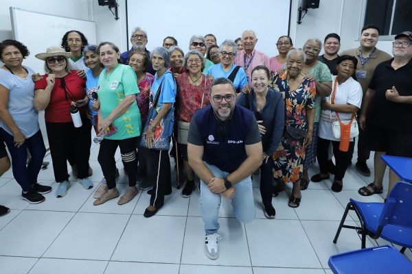 Defensoria leva orientação sobre direitos e segurança digital a pessoas idosas na FUnATI