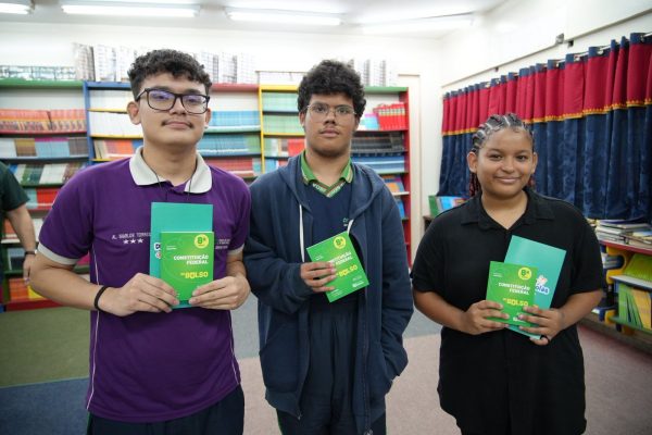 “Defensoria nas Escolas” encerra edição de 2025 com alunos da zona norte de Manaus