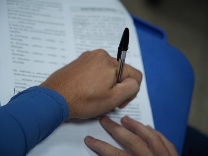 Estudante realiza prova para processo seletivo